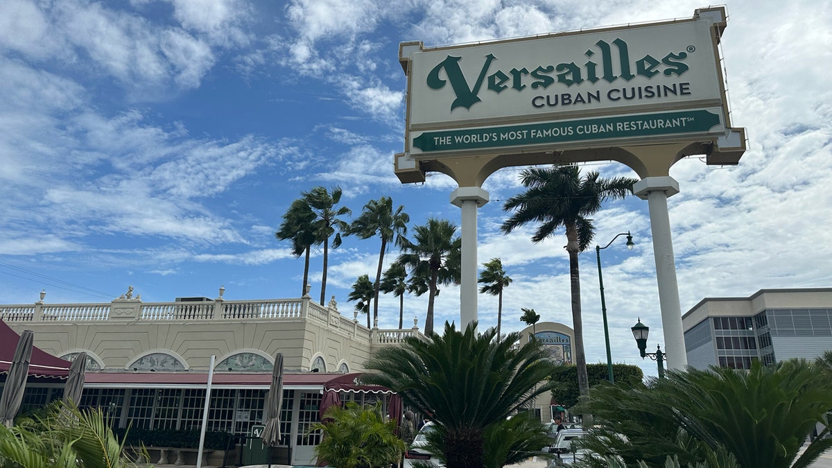 Versalles se anuncia como "el restaurante cubano más famoso del mundo", como indica el cartel, el 26 de septiembre de 2024, en Miami.