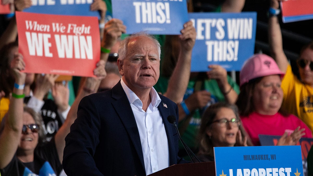 El candidato a la vicepresidencia Tim Walz habla en el Laborfest de Milwaukee