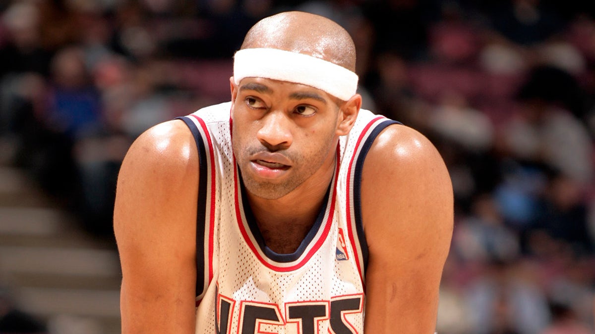 El alero de los Nets Vince Carter durante el partido contra los Milwaukee Bucks en el Continental Airlines Arena de East Rutherford, Nueva Jersey, el 19 de enero de 2005.