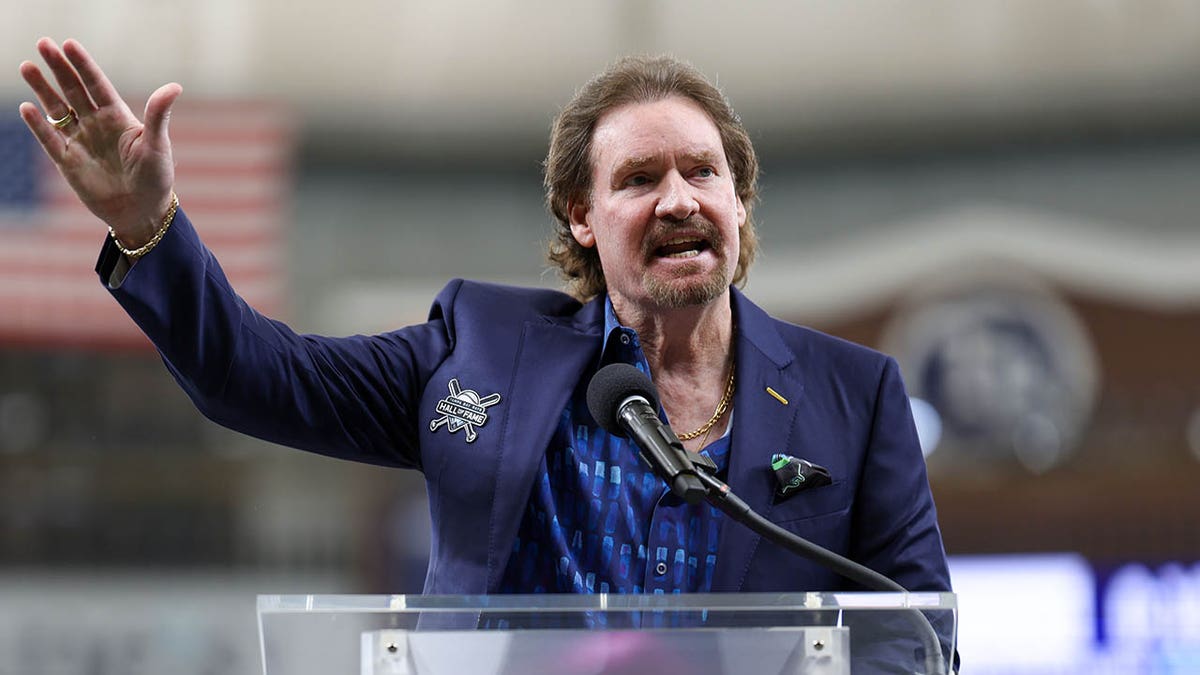 Wade Boggs habla con los aficionados