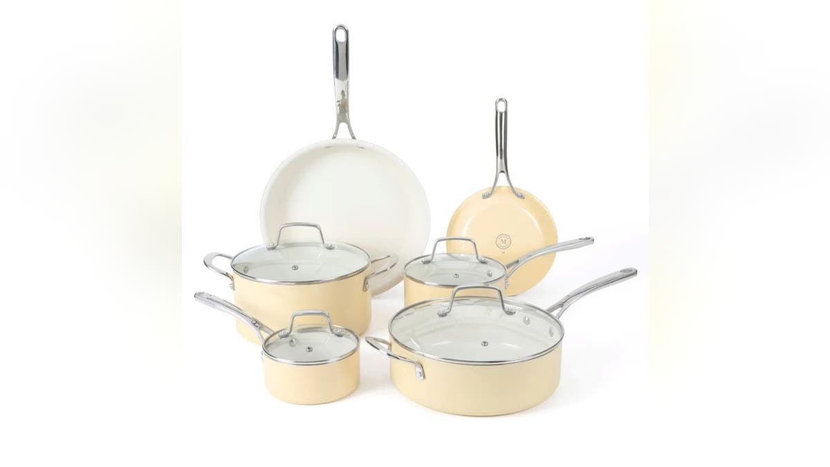 Use this versatile suite of pots and pans designed to turn everyday cooking into a creative and effortless experience.