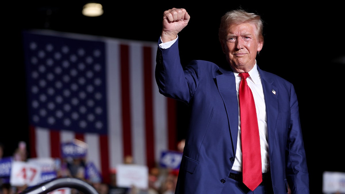 El expresidente Trump estuvo en el partido de fútbol entre Alabama y Georgia hace unas semanas.