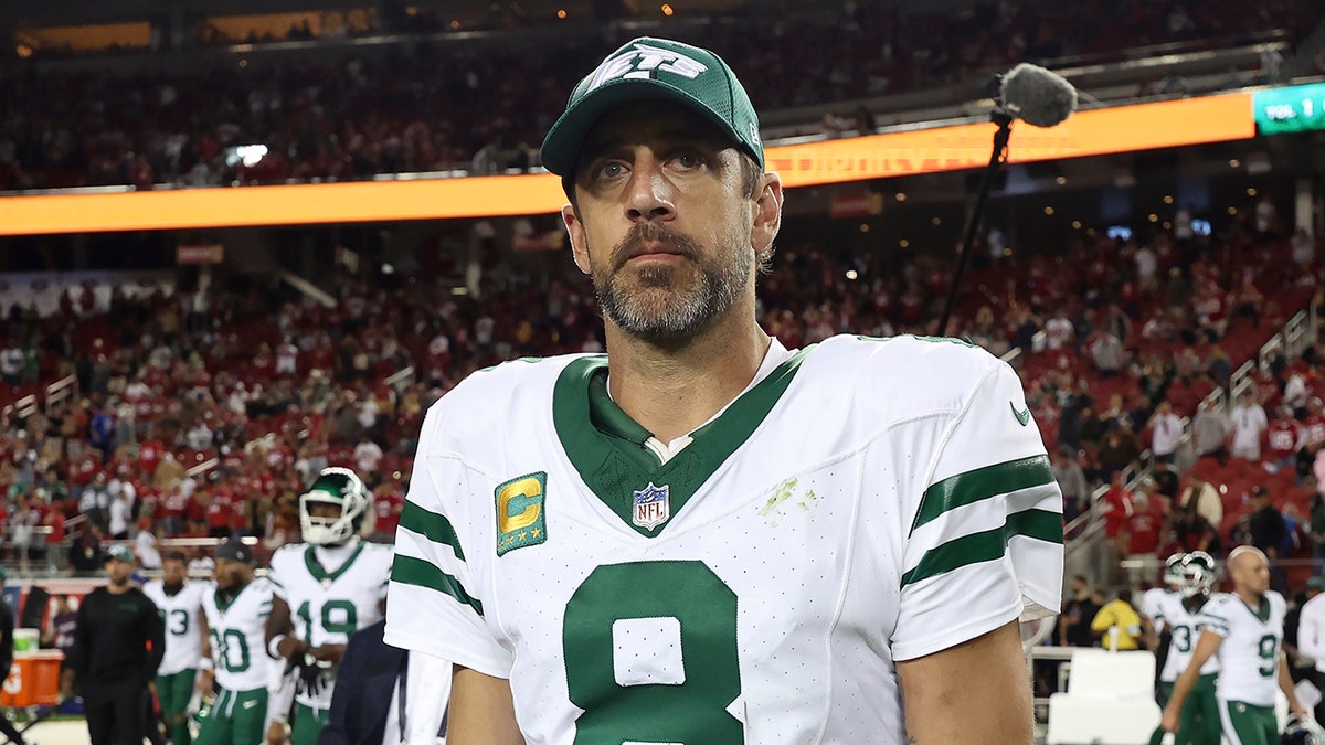 Aaron Rodgers sale del campo