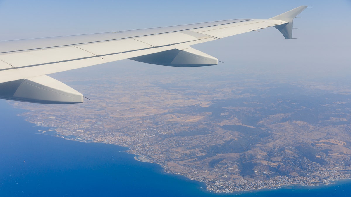 Un avión volando en el cielo.