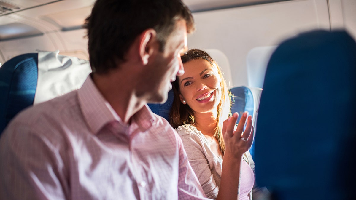 gente hablando en un avión