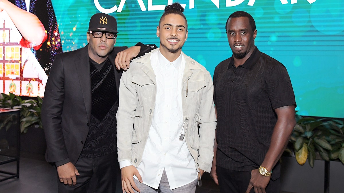 Quincy con sus dos padres, Al B Sure! con una gorra de los Yankees y Sean Combs de negro