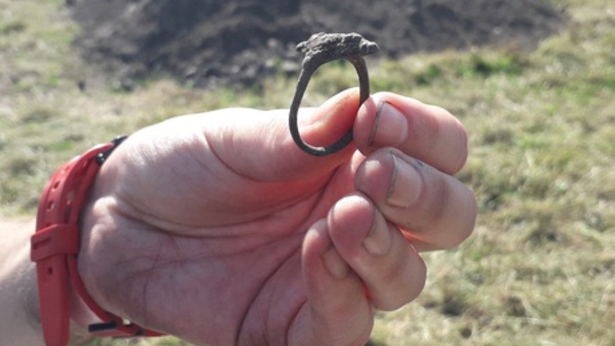 Anillo antiguo sostenido de lado