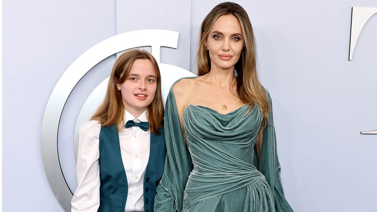 angelina jolie con su hija vivienne en los tonys