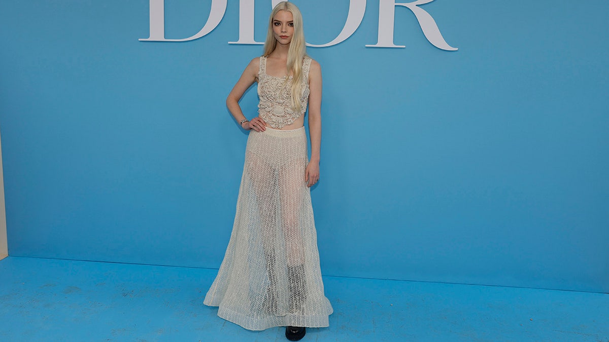 Anya Taylor-Joy en el desfile de Dior en París.