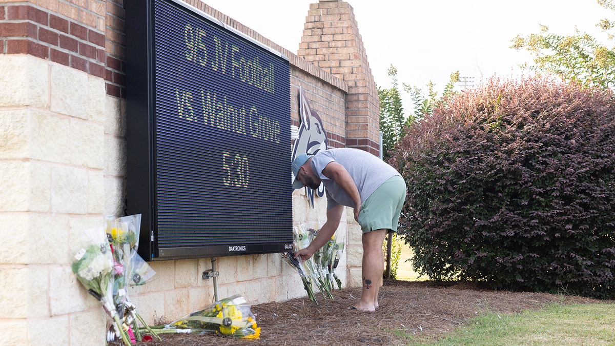 Ex-professor da Mason Schermerhorn encontra flores