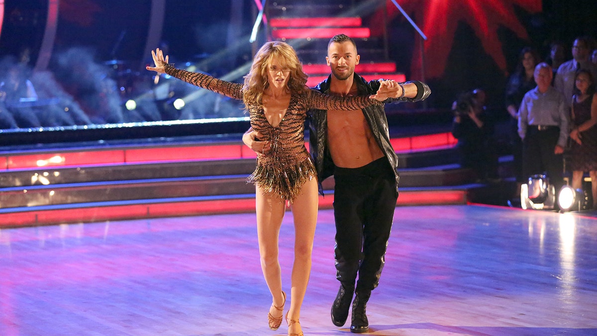 Lea Thompson y Artem Chigvintsev bailando en 'Bailando con las estrellas'