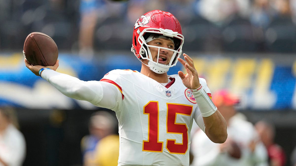 Patrick Mahomes lanza