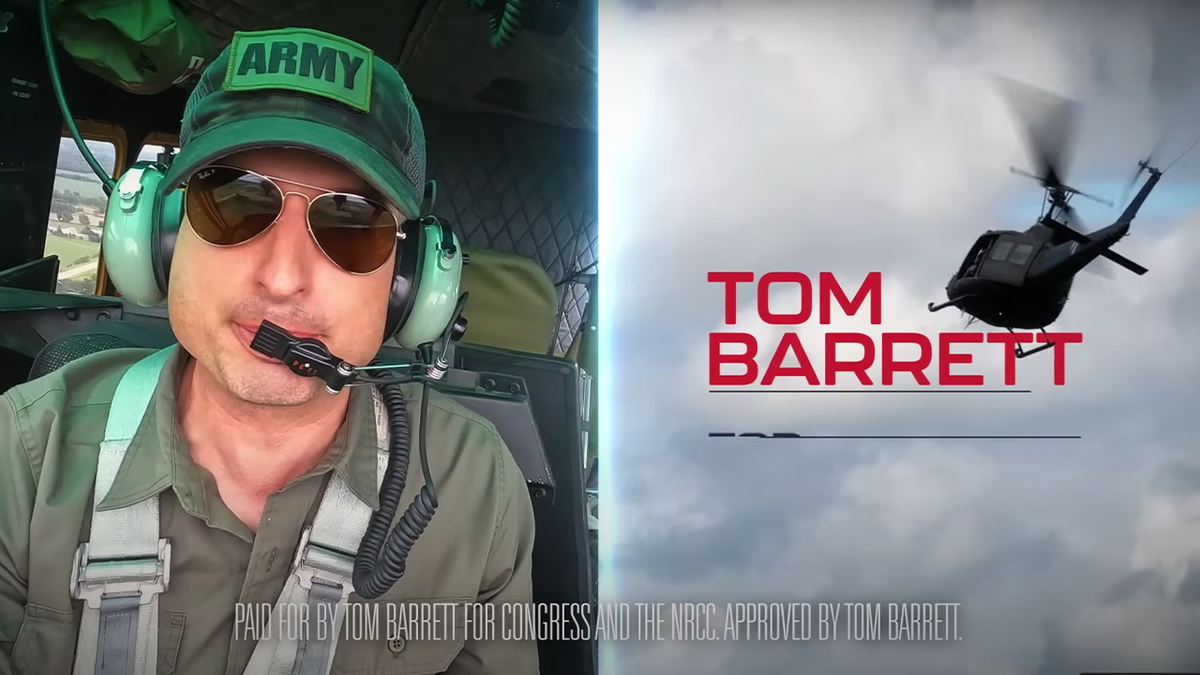 Fotograma del anuncio de Tom Barrett, izquierda, Barrett en el helicóptero; derecha, helicóptero volando