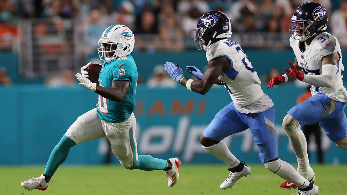 Tyreek Hill being chased down