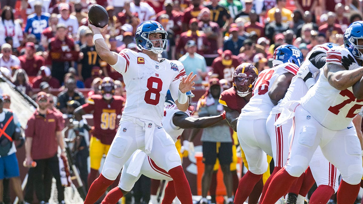 Daniel Jones throws the ball