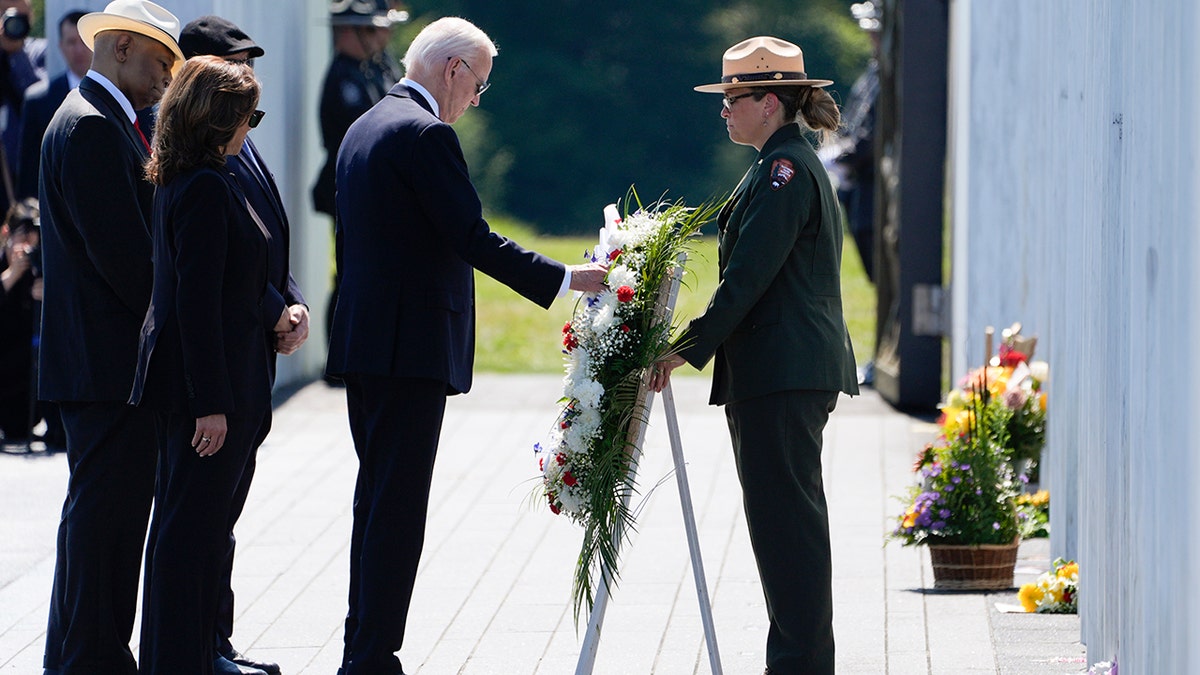 El Presidente Joe Biden deposita una corona de flores