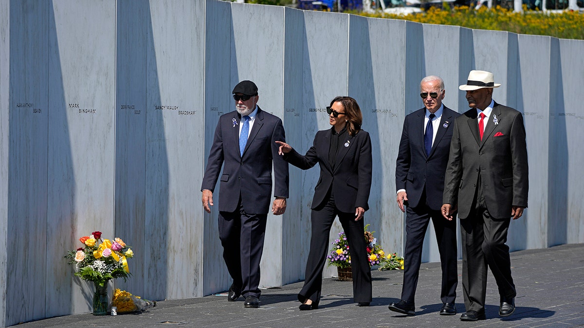 El Presidente Joe Biden caminando