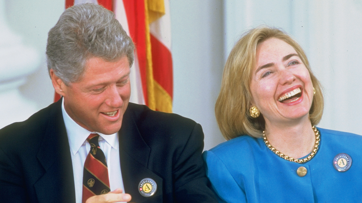 Bill y Hillary Clinton riendo