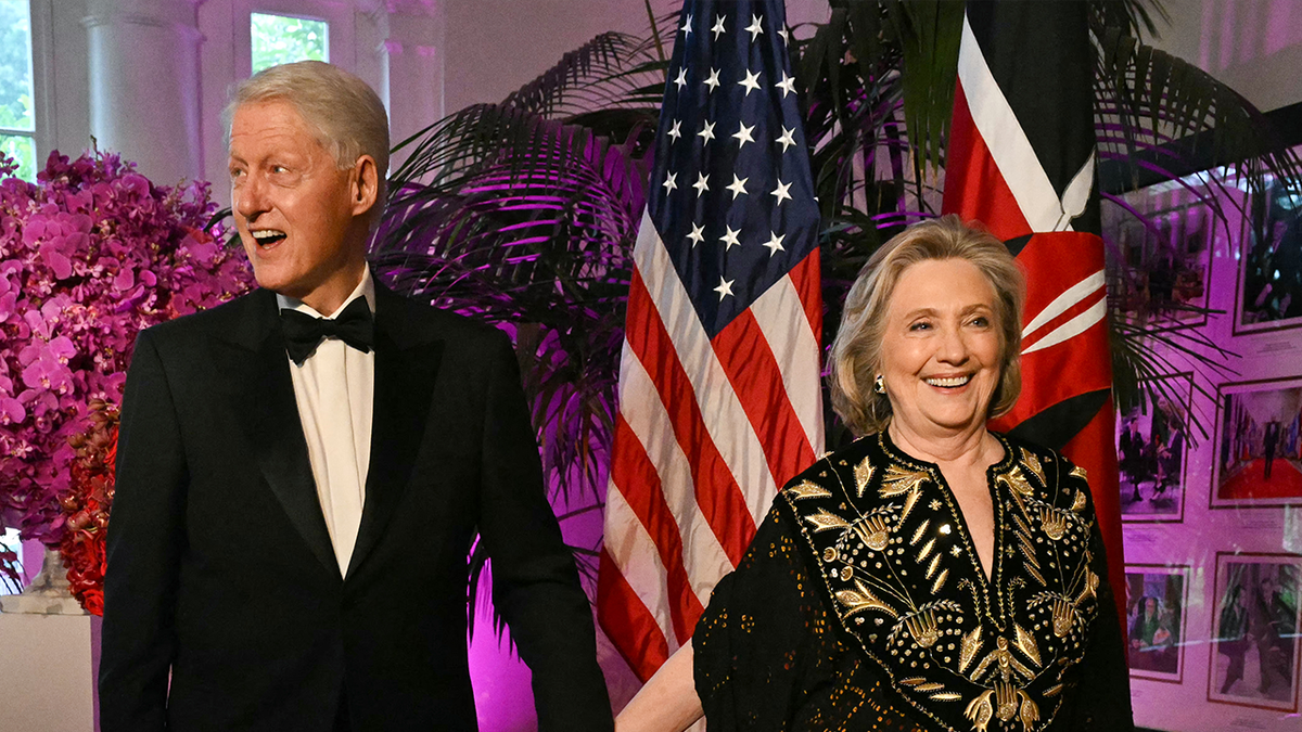 Bill y Hillary Clinton asisten a un acto