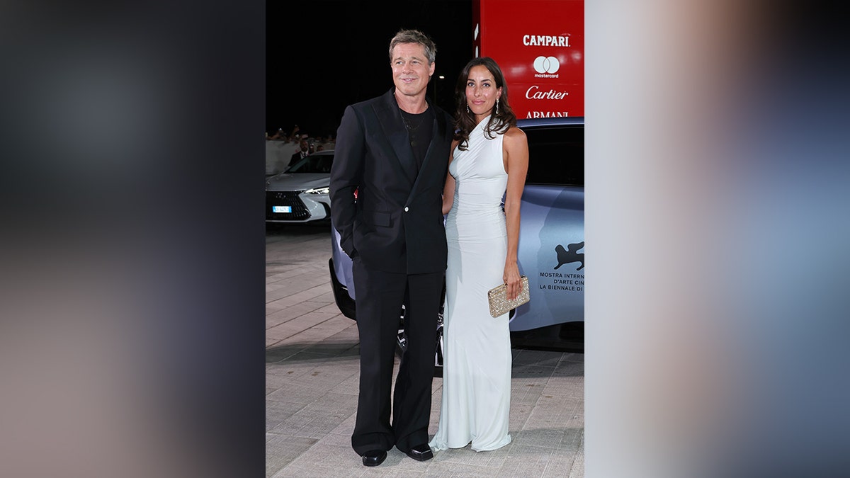 Brad Pitt e Inés de Ramón en el Festival de Cine de Venecia.