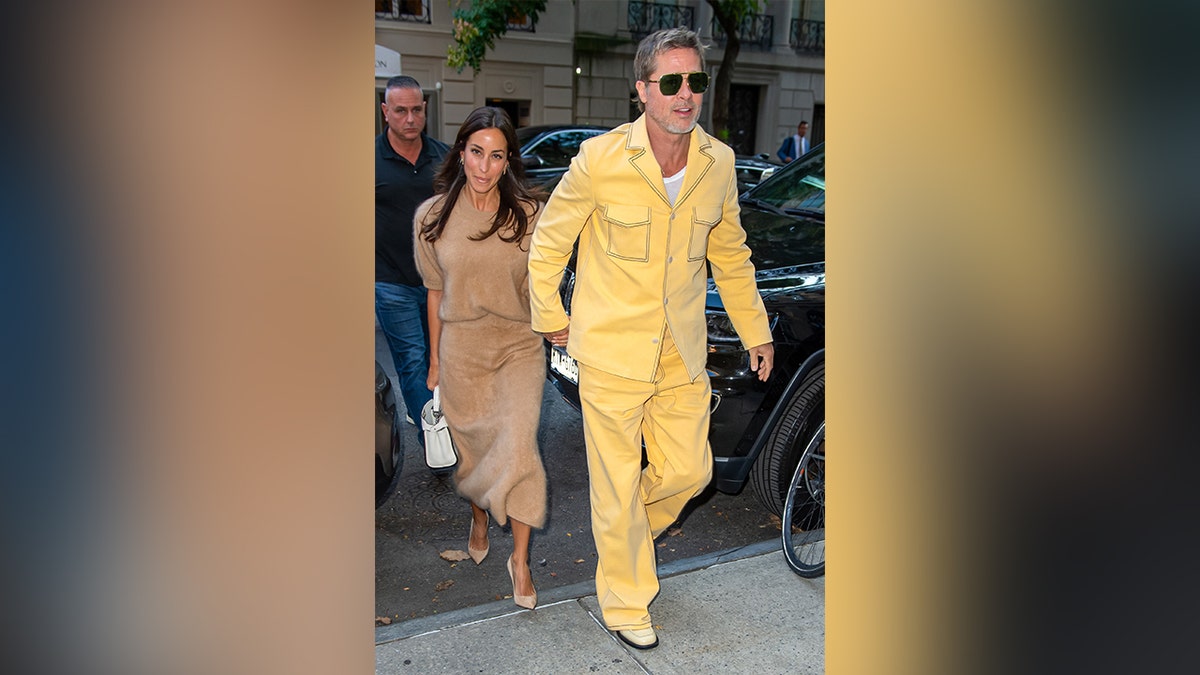 Brad Pitt e Inés de Ramón de amarillo y marrón por Nueva York.