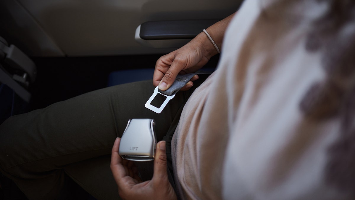 buckle-on-airplane-seat