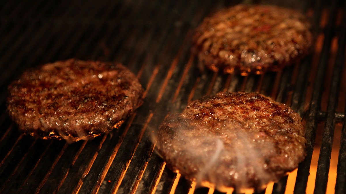 Hamburguesas Kobe en la parrilla de Bungalow 44 en Mill Valley, California, el jueves 10 de diciembre de 2009. (Foto de Liz Hafalia/The San Francisco Chronicle vía Getty Images)