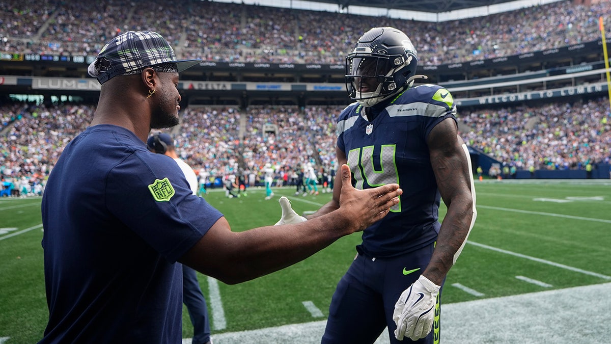 DK Metcalf celebra con Kenneth Walker III