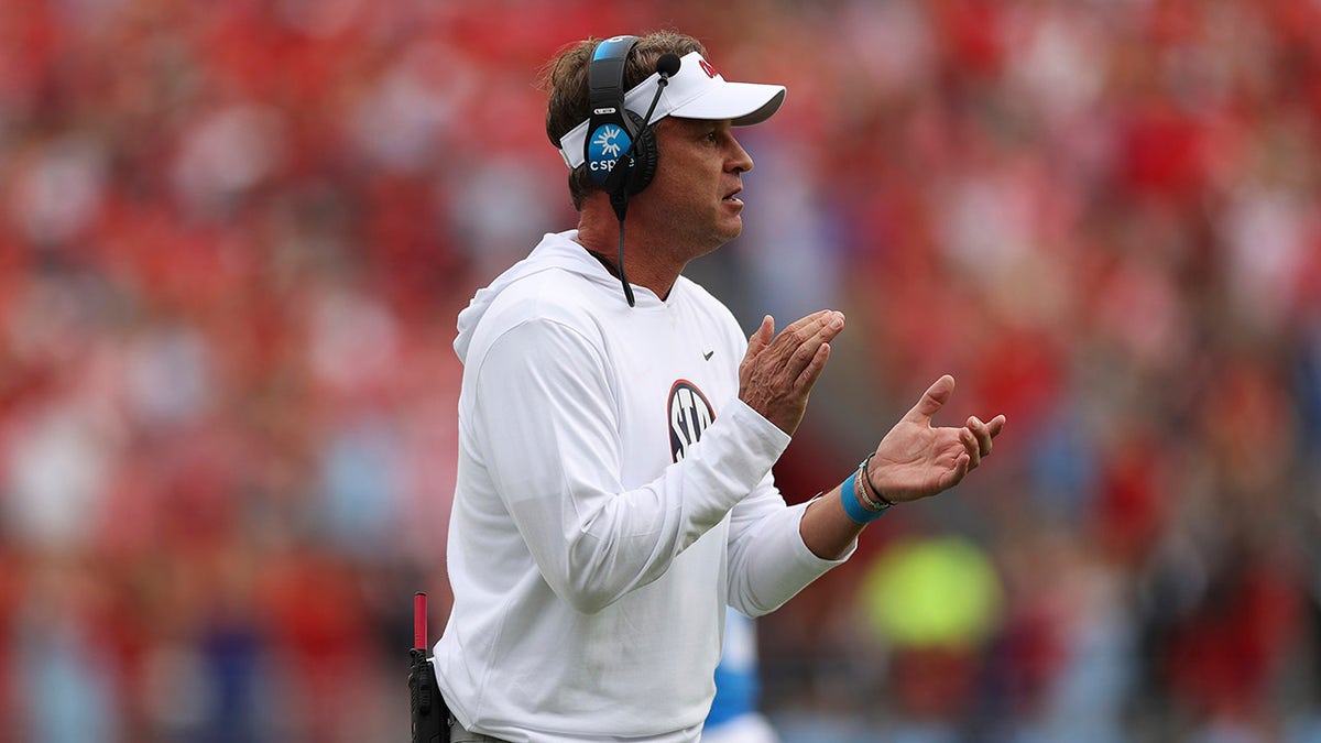 Lane Kiffin entrena