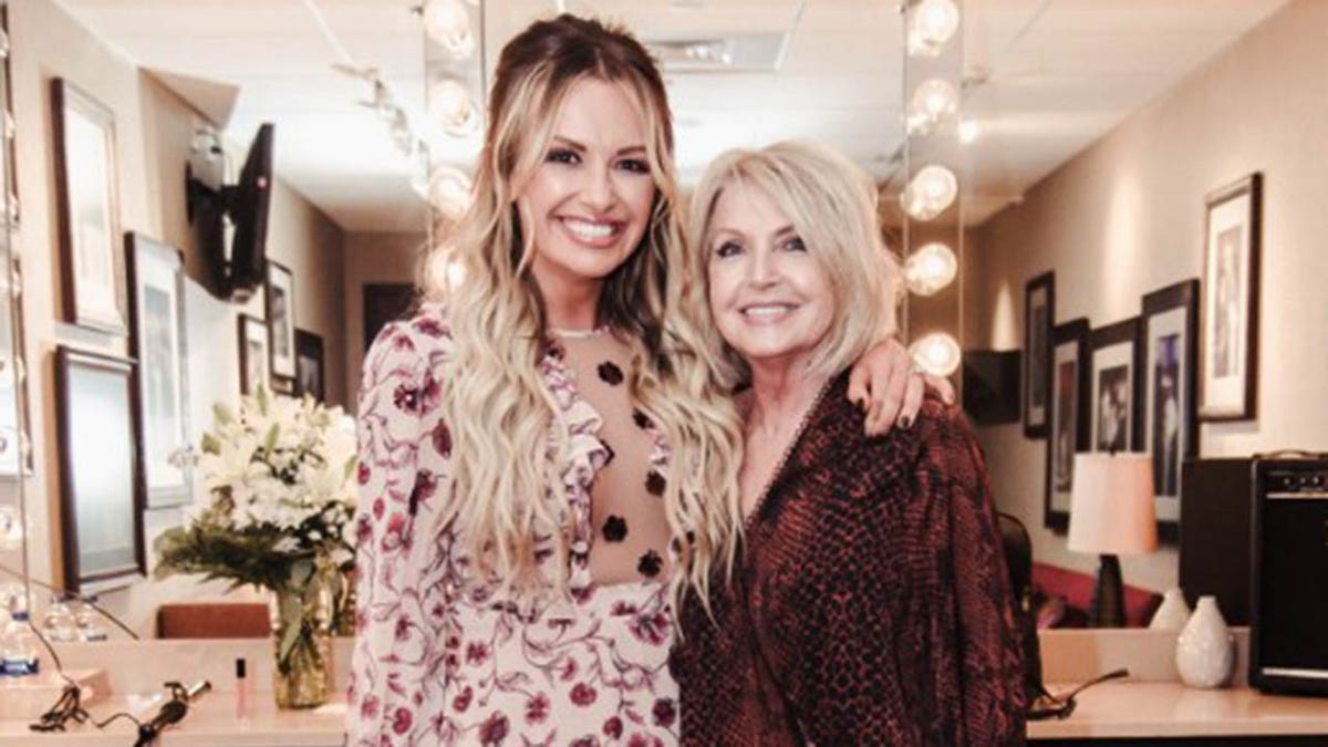 carly pearce con su madre