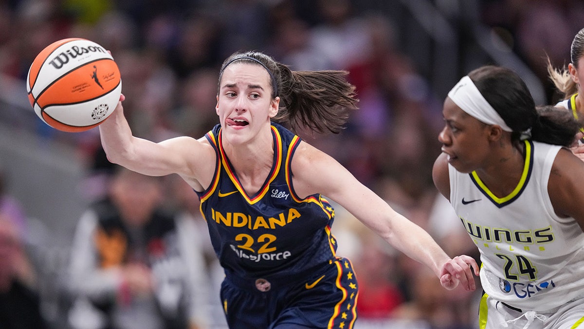 Caitlin Clark alcanza la pelota