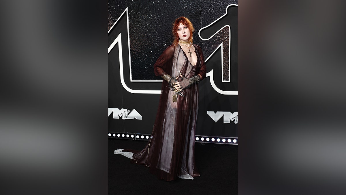 Chappell Roan berjalan di karpet merah di MTV VMA 2024