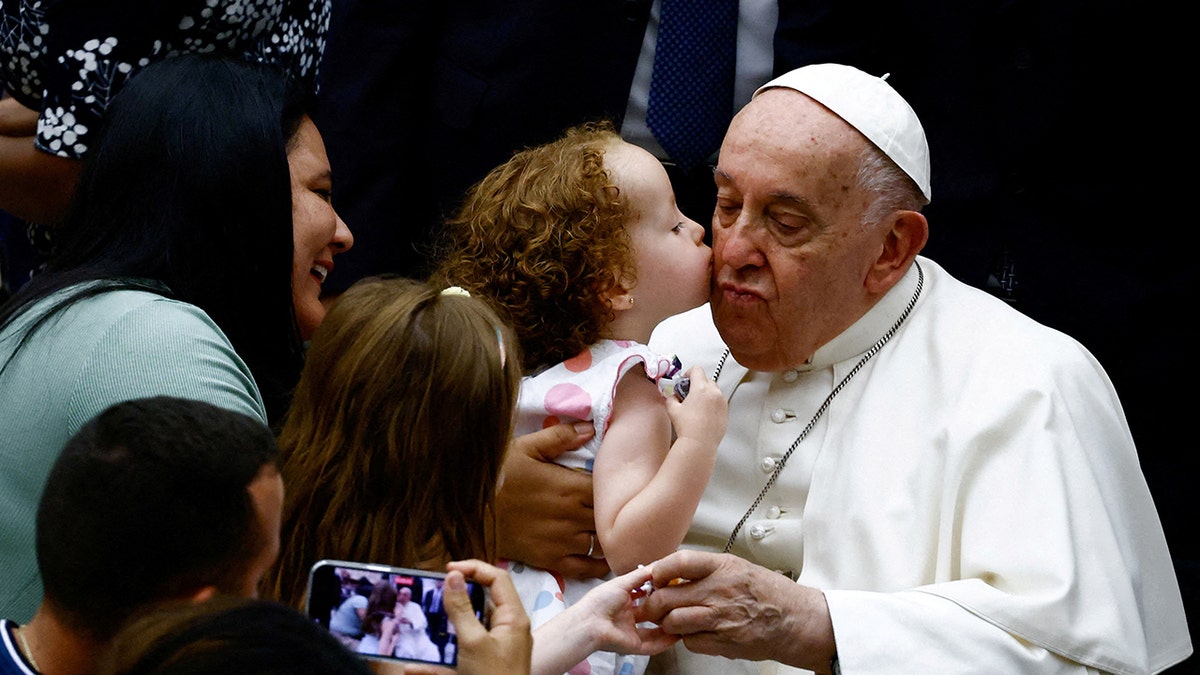 Niño besando al Papa