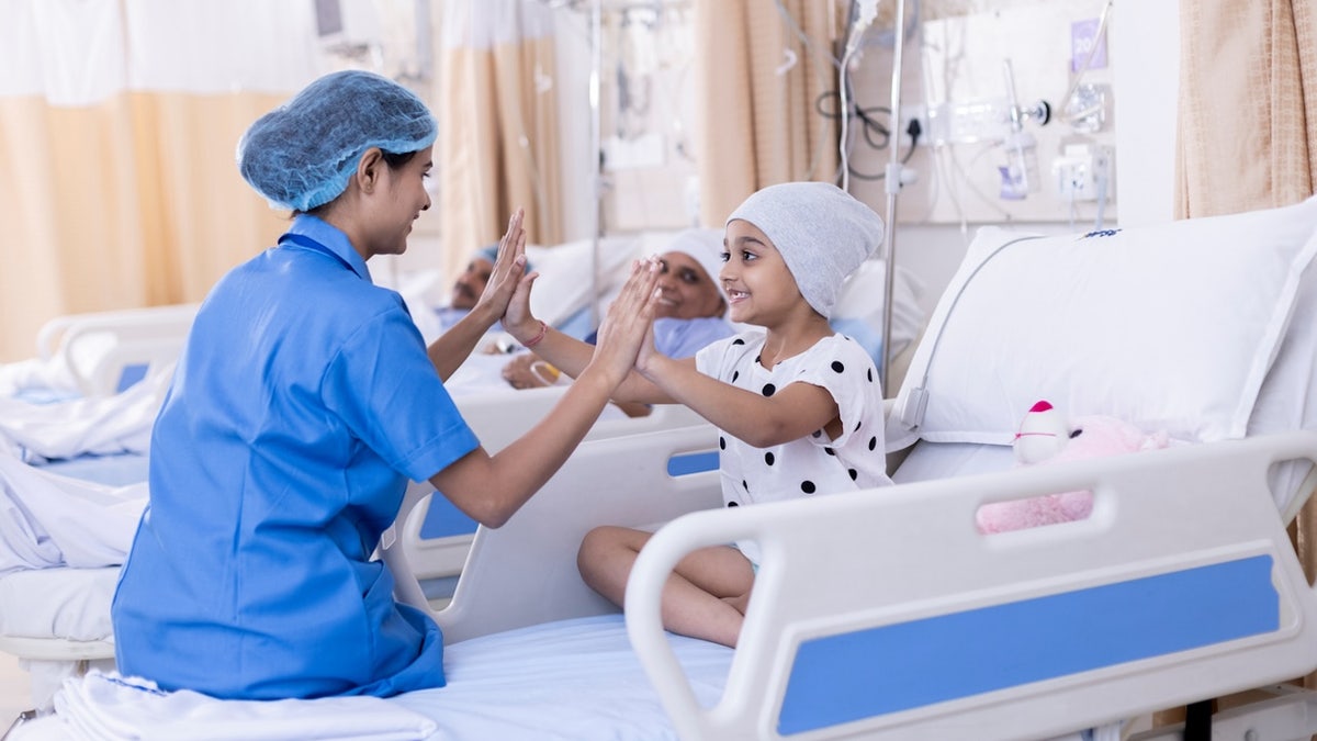 Niño paciente con enfermera