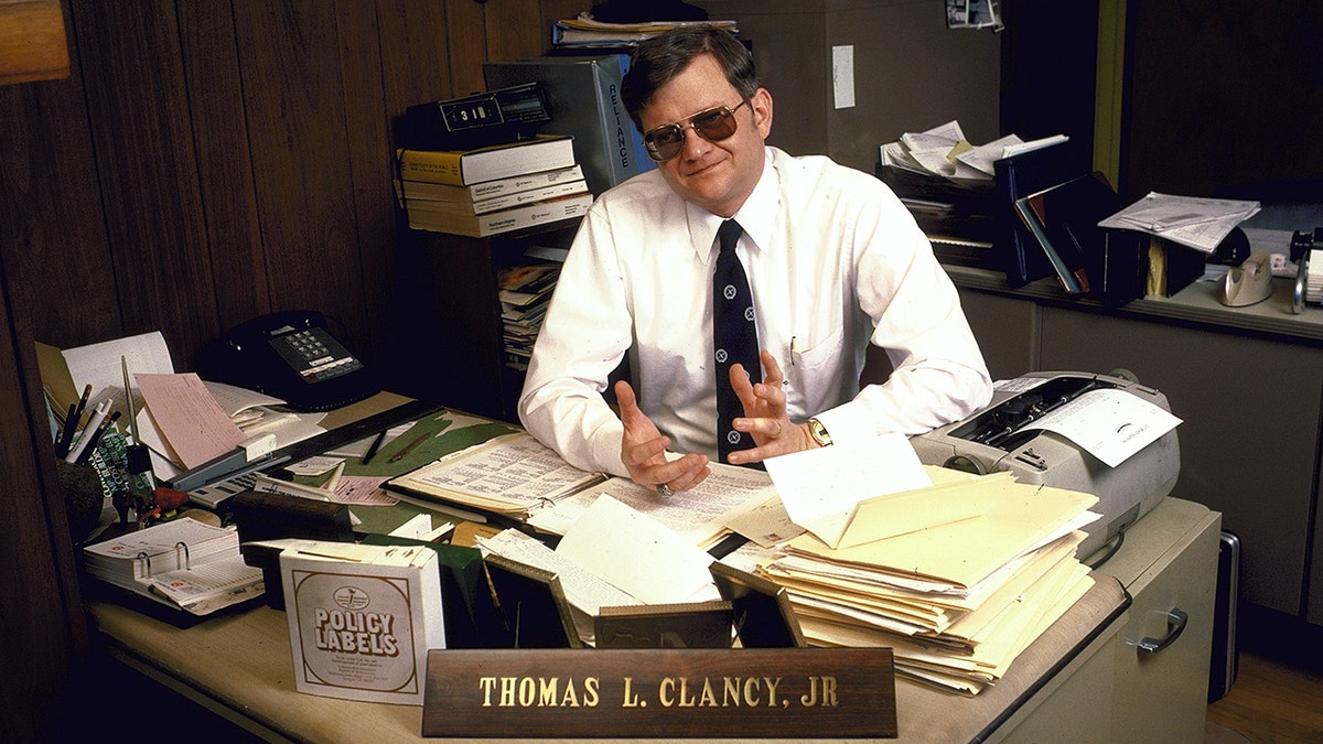 Un día como hoy, el 1 de octubre de 2013, falleció el novelista de tecno-thriller Tom Clancy a la edad de 66 años.