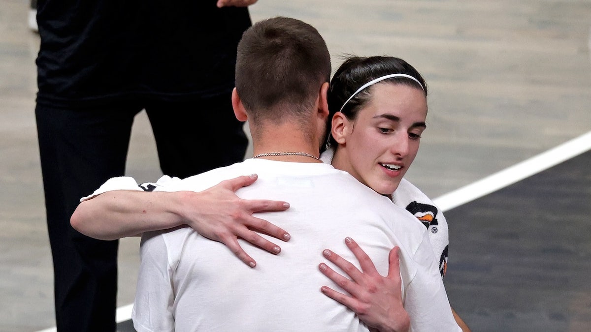 La escolta de las Indiana Fever Caitlin Clark abraza a su novio Connor McCaffery