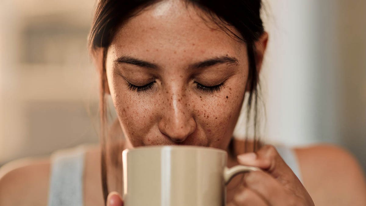 Mujer tomando café