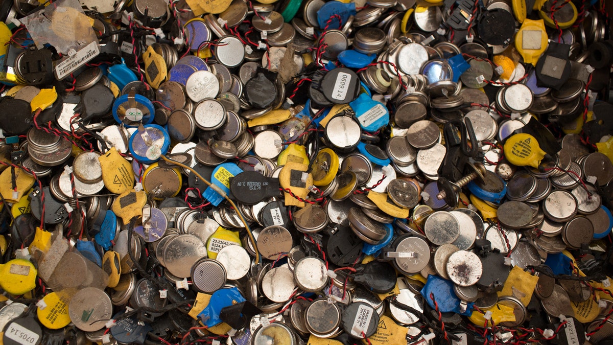 Há certas baterias, como baterias tipo moeda, que não devem ser jogadas no lixo. Em vez disso, elas podem ser levadas a um centro de reciclagem. 