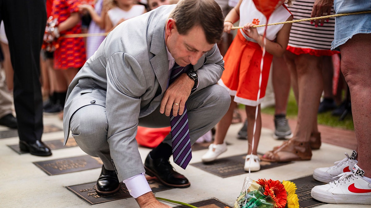 Dabo Swinney pays tribute