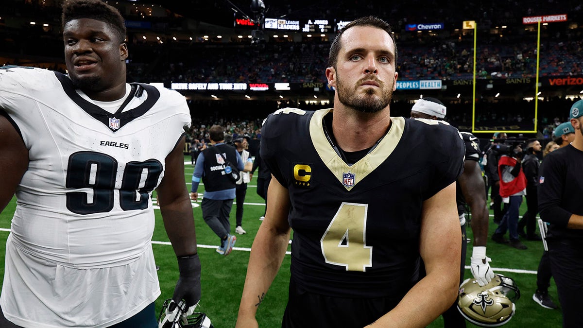 Derek Carr leaves the field