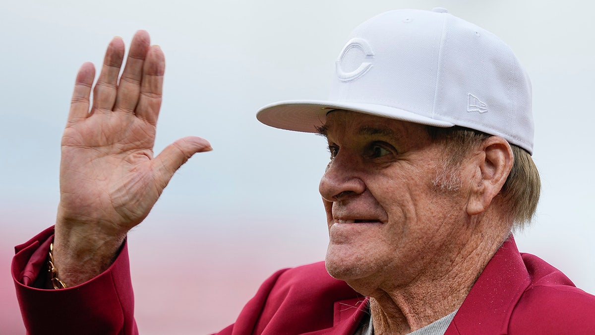 Pete Rose saluda a la multitud