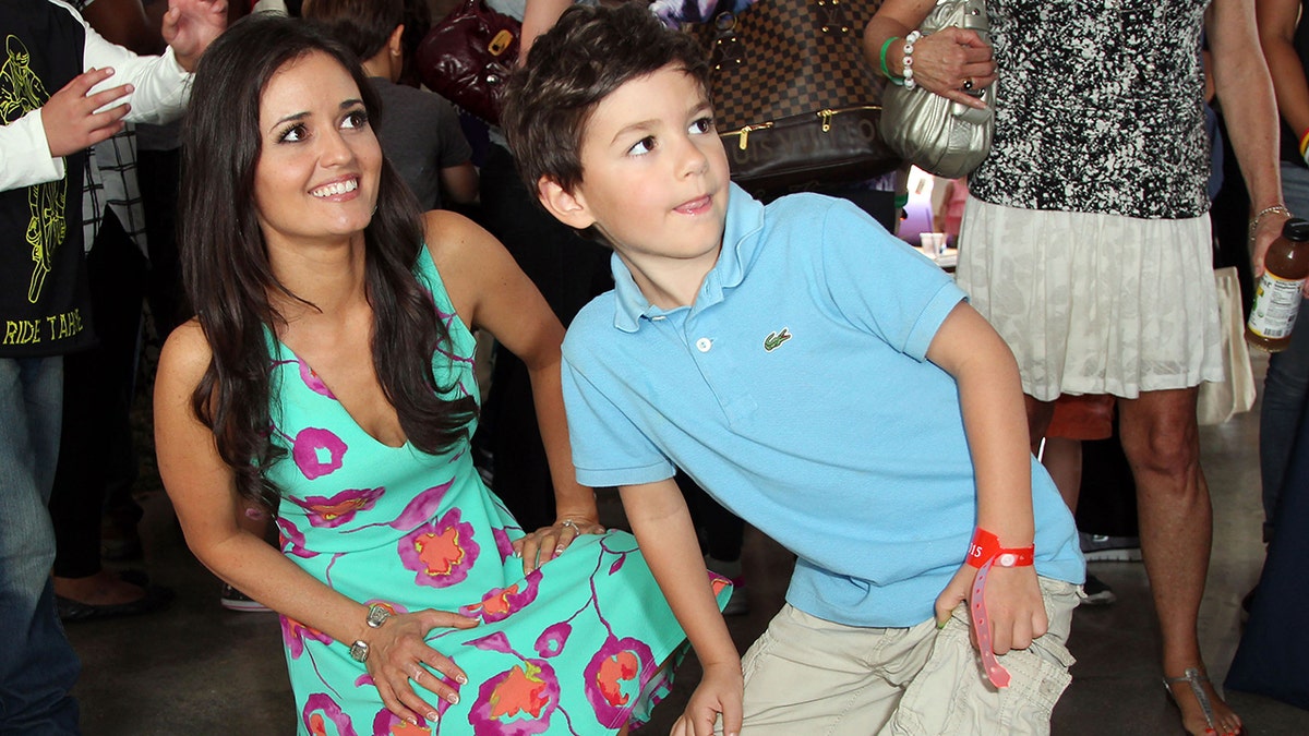 Danica McKellar y su hijo Draco en el 26º evento anual "A Time For Heroes" de la Elizabeth Glaser Pediatric AIDS Foundation.