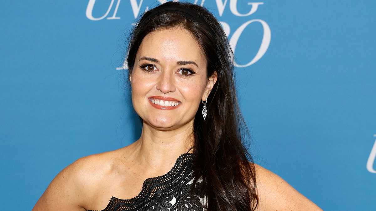 Danica McKellar en el estreno de "Unsung Hero".