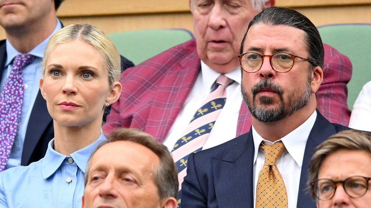 O vocalista do Foo Fighters, Dave Grohl, usa terno azul em Wimbledon com a esposa Jordyn Blum.