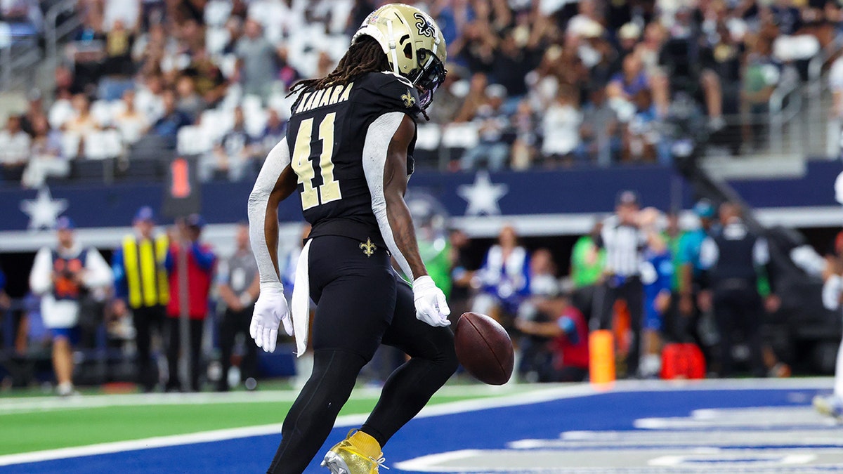 Alvin Kamara scores a touchdown