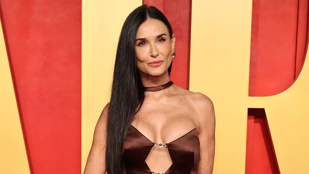 Demi Moore sonríe en la alfombra roja.