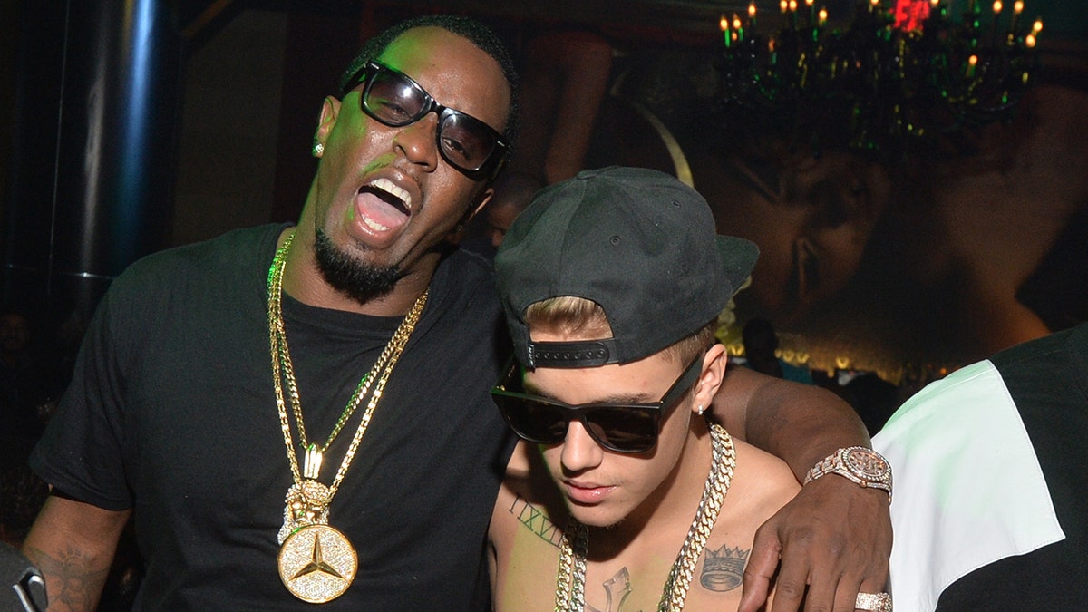 Justin Bieber sin camiseta en la presentación del tequila de Sean Diddy Combs