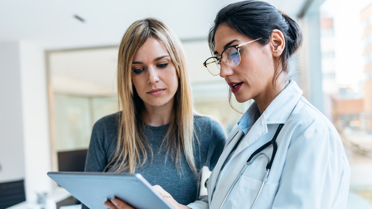 Un médico hablando con un paciente 