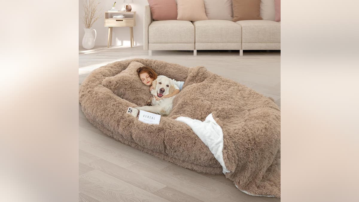 Esta cama para perros es lo bastante grande para un humano.