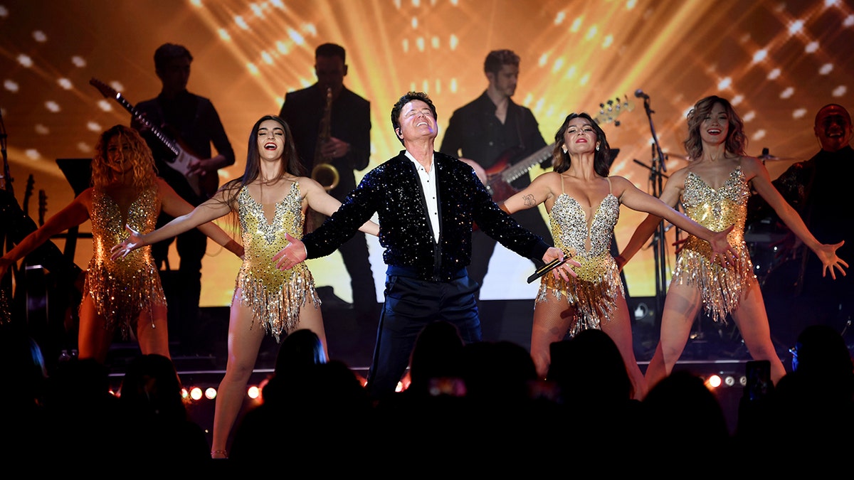 Donny Osmond en el escenario del Harrahs Showrrom.